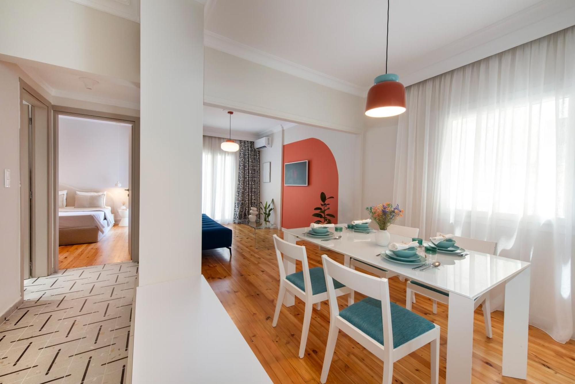 Unique Sunny Post Modern Apartment *